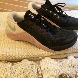 Women’s Nike metcon running sneakers, size 7 barely worn like new super comfy!